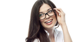 Perfektný make-up pre dámy v okuliaroch 
