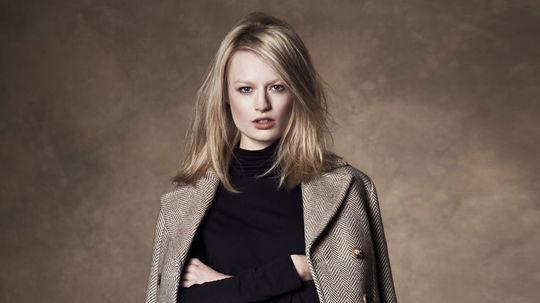 Jeden kúsok garderóby vo vínovej farbe dodá...