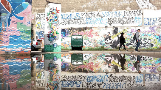 Časť Berlínskeho múru pokrytá umeleckými výtvormi.