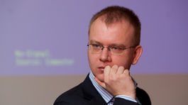 Fico by mal zrušiť zmluvu VšZP s Kostkom, tvrdí Sieť