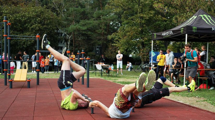 Cvičenie street workout v Piešťanoch.