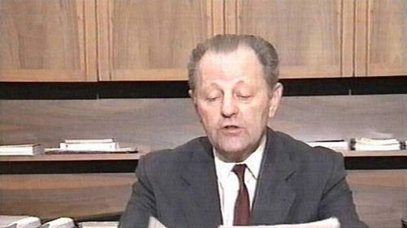 Miloš Jakeš ešte predstiera perestrojku.