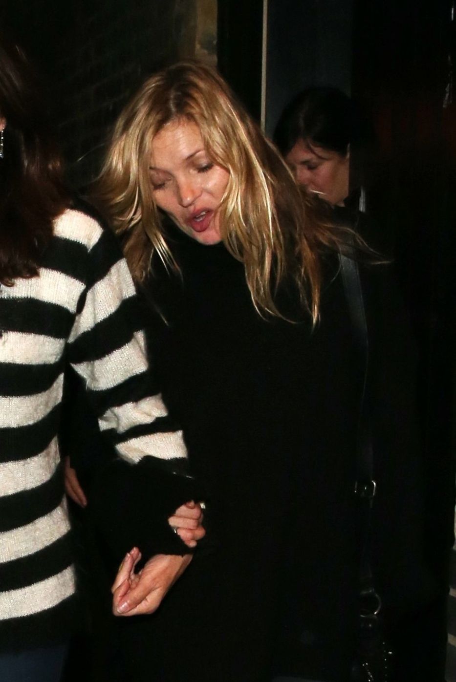 Kate Moss vychádza z podniku Chiltern Firehouse.