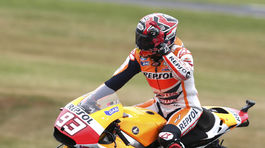 Márquez triumfoval aj po pokazenej kvalifikácii, Rossi so zlomeninou piaty