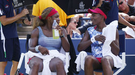 New York uvidí sesterské štvrťfinále. Serenu vyzve Venus