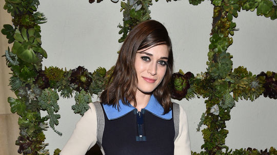 Herečka Lizzy Caplan v kreácii Calvin Klein.
