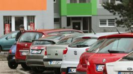 O parkovaní v Petržalke urobí samospráva ďalší prieskum