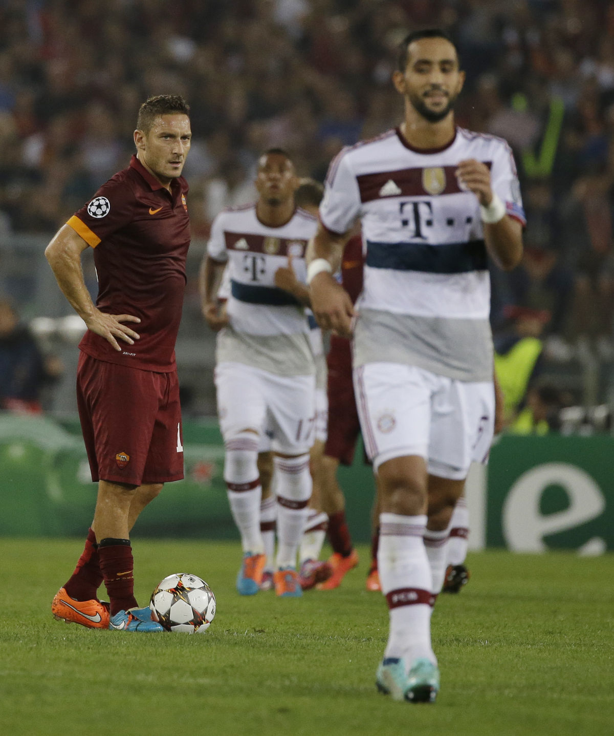 Kapitán AS Rím Francesco Totti medzi...