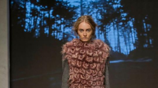 Kolekciu dizajnéra Martina Hrču na akcii...