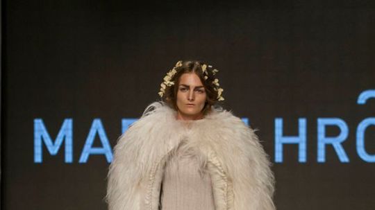 Modelka v kreácii z kolekcie Martina Hrču na...