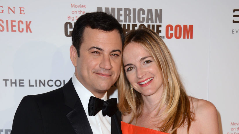 Moderátor Jimmy Kimmel a jeho životná partnerka...
