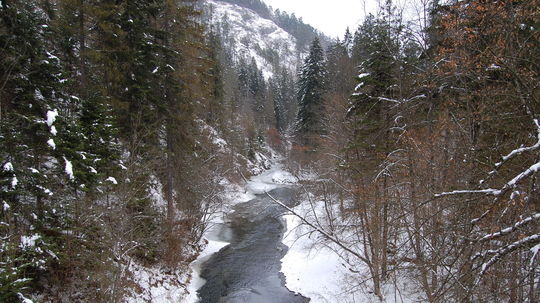 Cestu si chceli skrátiť, narazili na neschodný terén. Česká dvojica uviazla v Raji