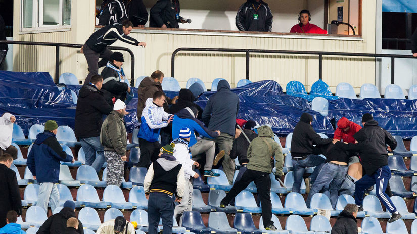 Bitka medzi fanúšikmi Slovana a Sparty počas...