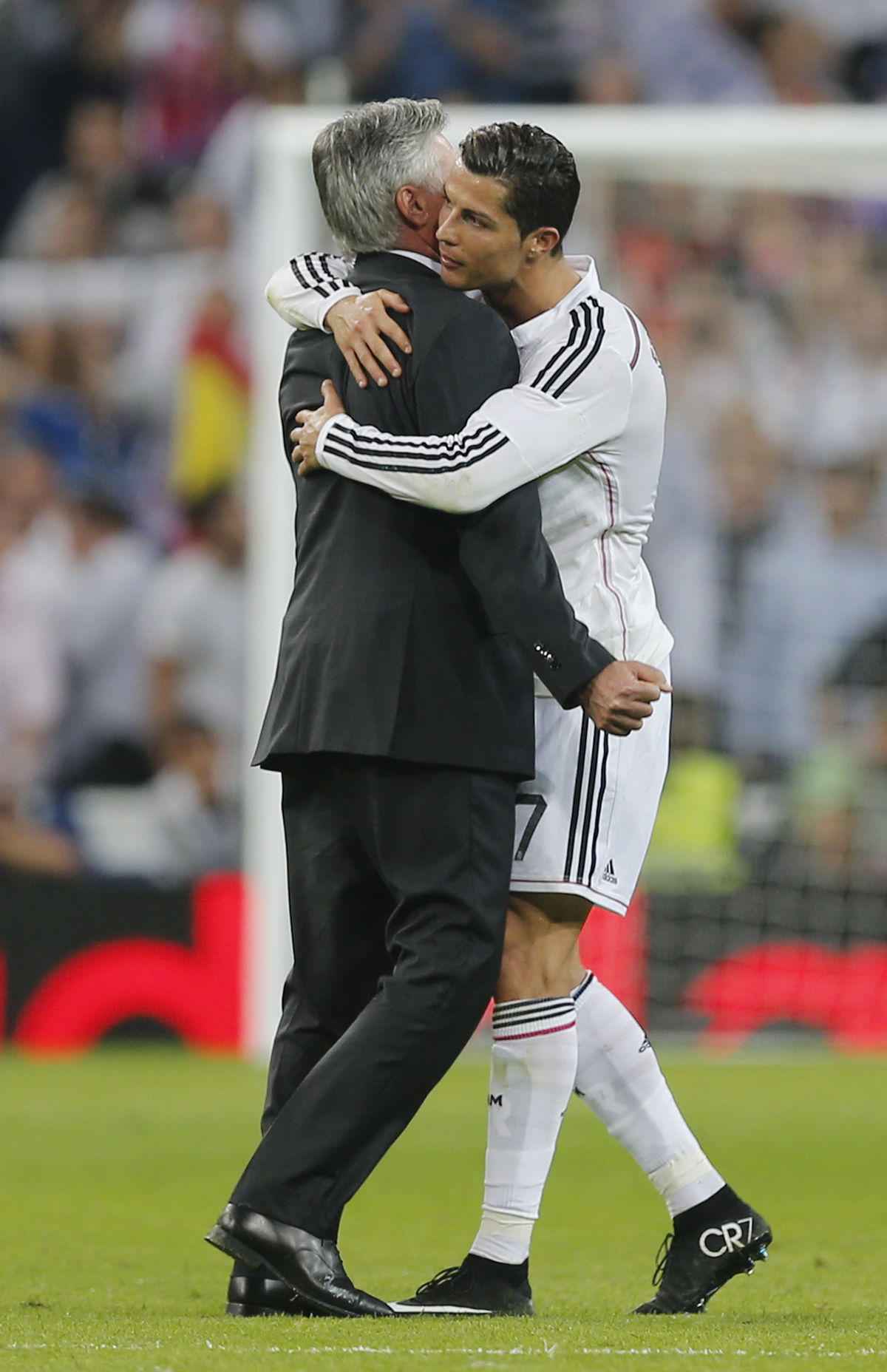 Tréner Realu Madrid Carlo Ancelotti objíma...