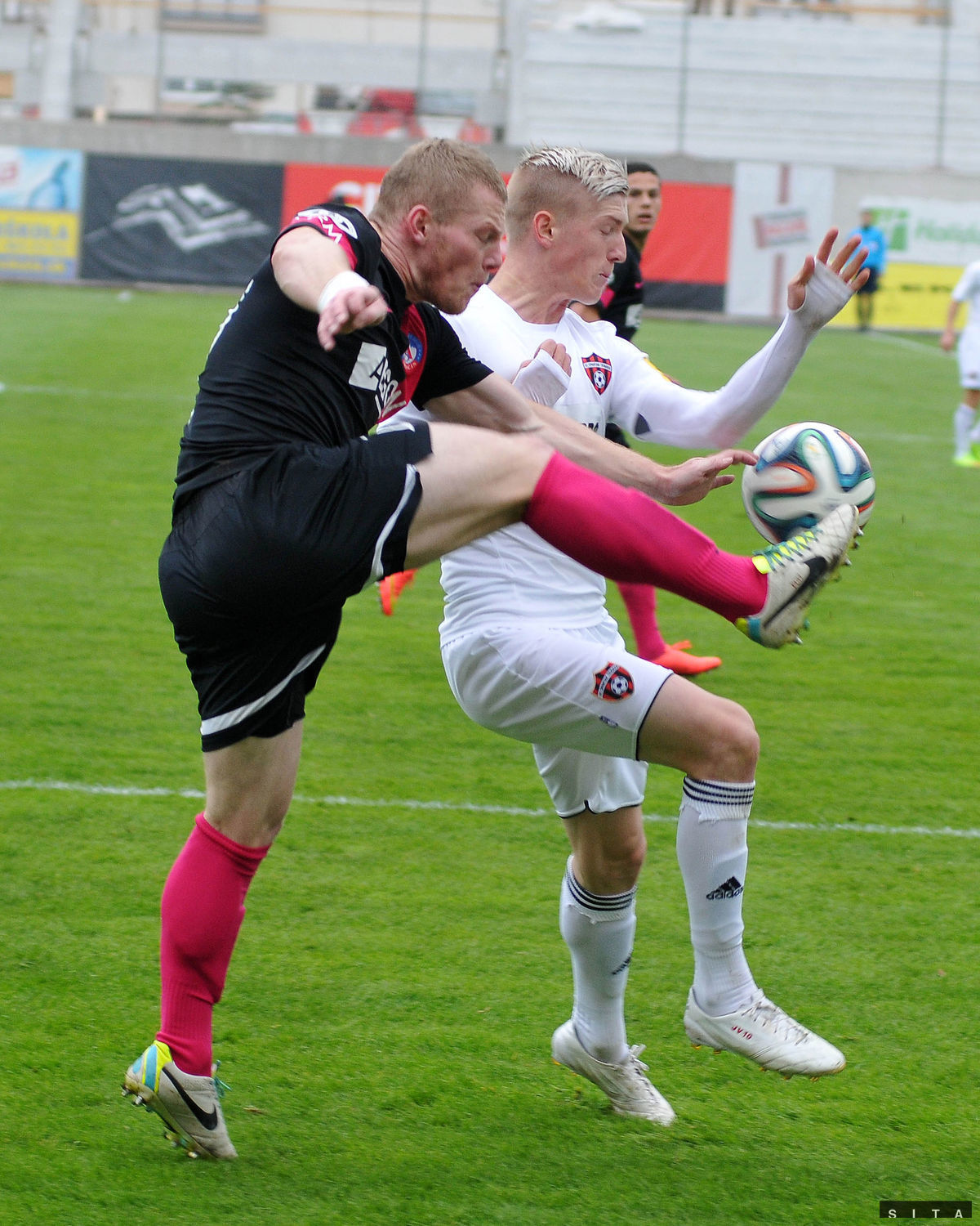 Trnavčan Ján Vlasko (vpravo) v súboji s...