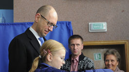 Ukrajinský premiér Arsenij Jaceňuk so svojou...