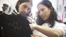 Dizajnér Alexander Wang pri práci v ateliéri na...