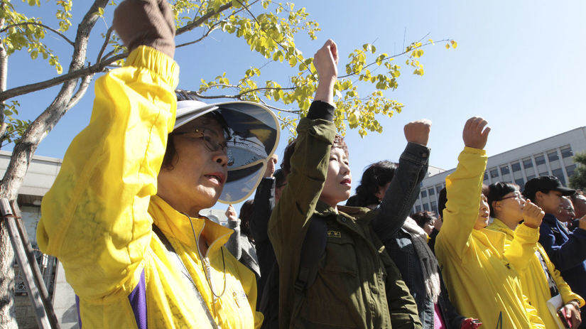 Rodiny mŕtvych študentov z trajektu Sewol...
