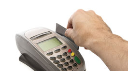 Platobnú kartu by sme na dovolenke nemali spúšťať z očí