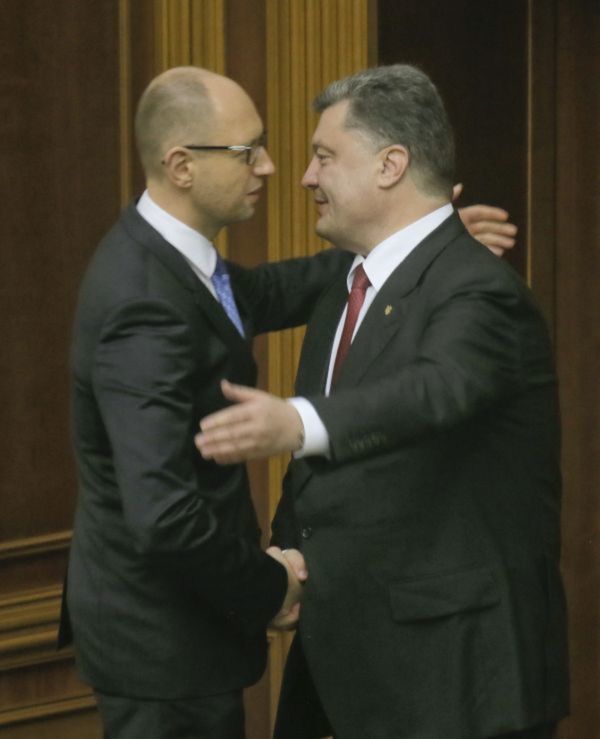 Premiér Arsenij Jaceňuk (vľavo) a prezident...
