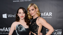 Kat Dennings (vľavo) a Beth Behrs