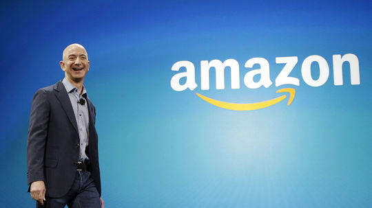 Šéf Amazonu Bazos je najbohatší človek v modernej histórii