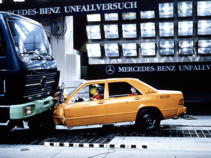 Bezpečnosťou nasadzoval model W124 nové...