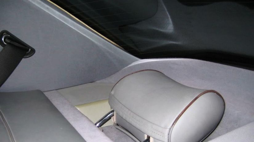 Zaujímavosťou boli zadné opierky hláv, ktoré...