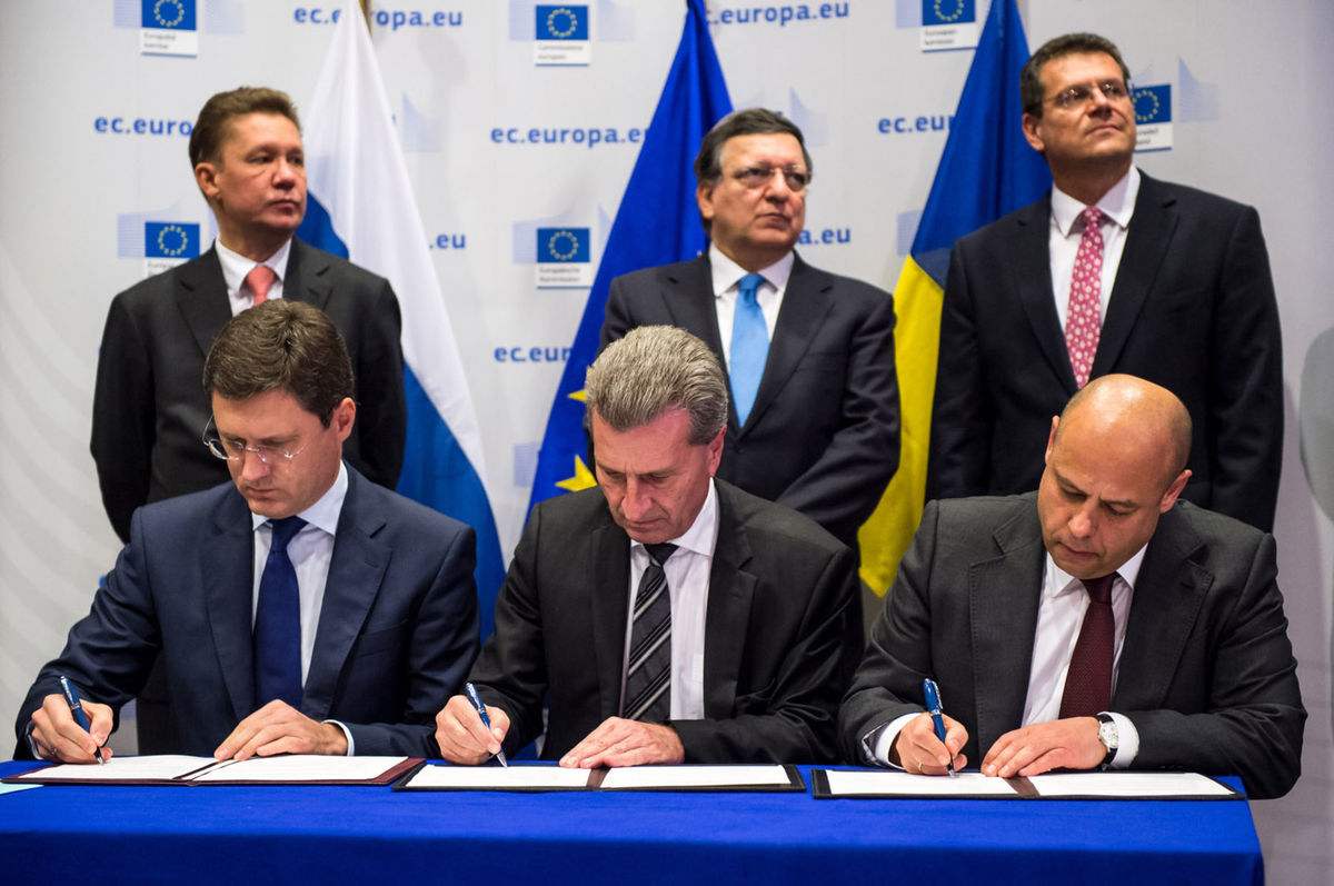 Eurokomisár Gunther Oettingerr (dole v strede),...