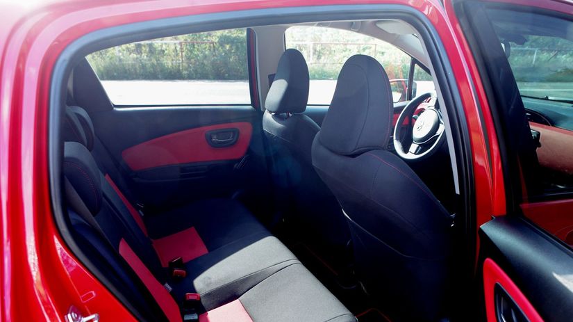 Priestorovo sa v Yarise nič nezmenilo. Vpredu...