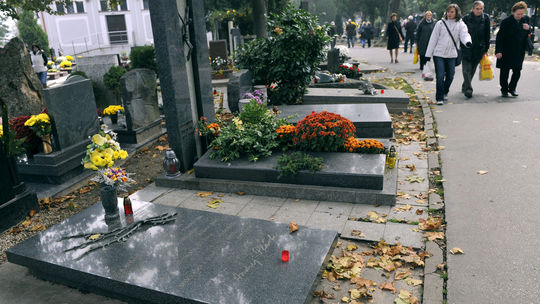 Pre riziko požiaru platí na cintorínoch v Bratislave zákaz zapaľovania sviečok