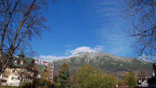 Z osady Nový Smokovec sa majestátne vypína...