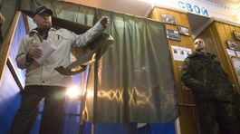 Proruský rebel stráži priebeh volieb v Donecku.