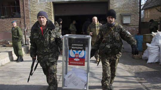 Proruskí ozbrojenci v Donecku nesú hlasovaciu...