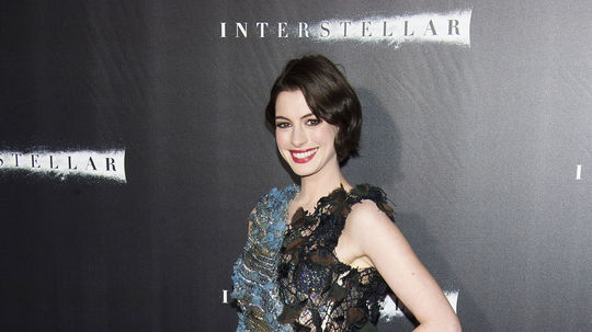 Herečka Anne Hathaway si na newyorskú premiéru...