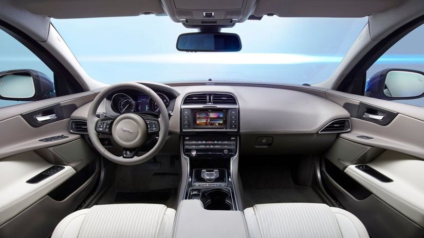 Interiér má výrazne športový strih. Vysoký...