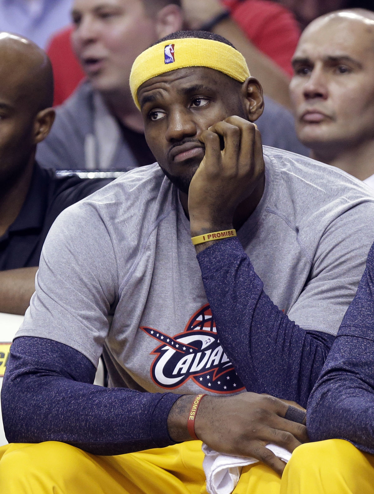 Hviezda Clevelandu LeBron James na lavičke...