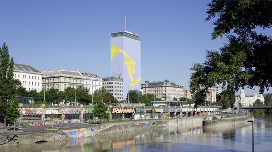 Umelecké zahalenie veže Ringturm vo Viedni...