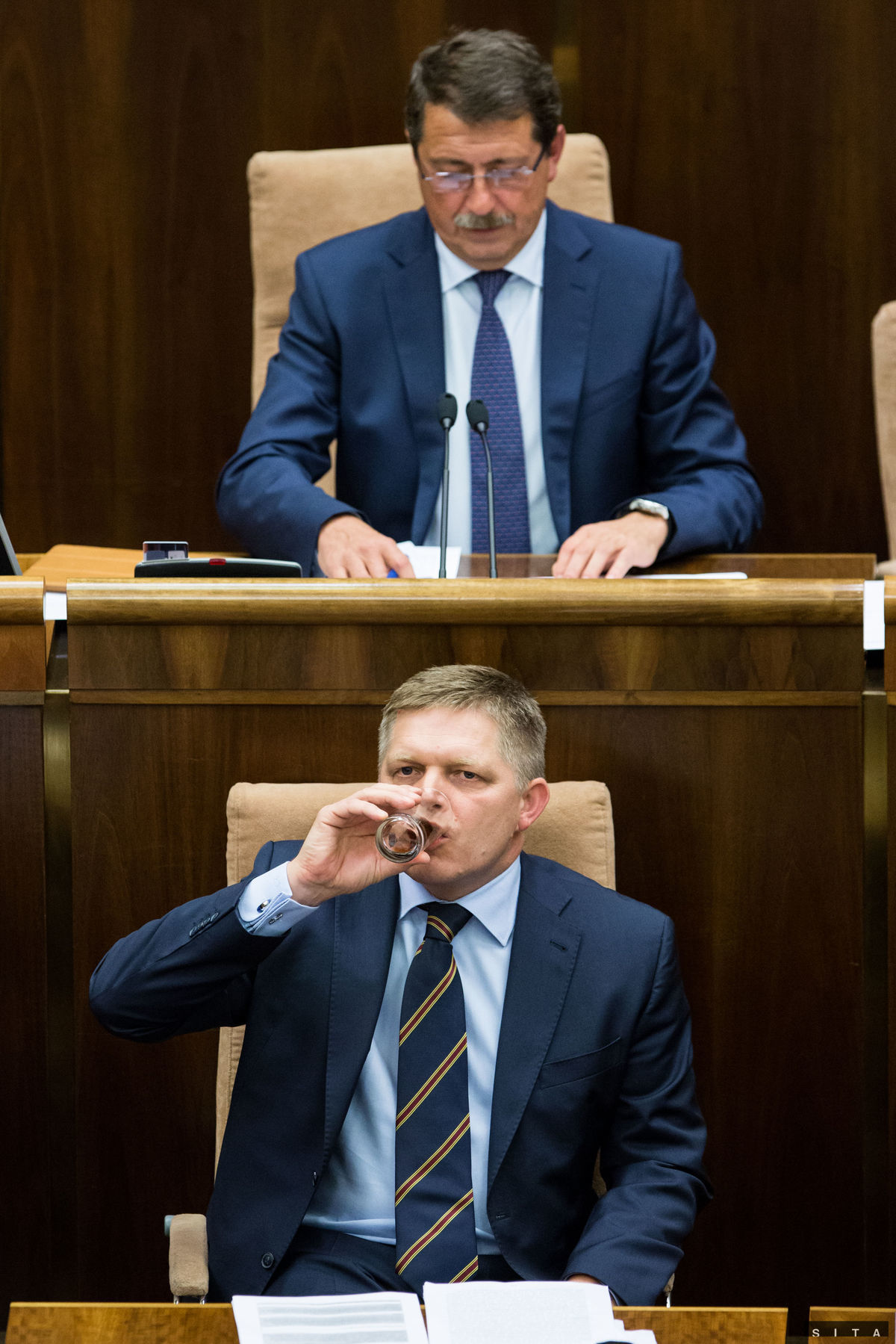 Predseda vlády Robert Fico (dole) a predseda...