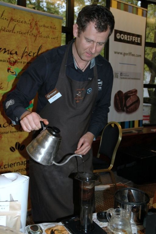 Alexander Szabó pri príprave kávy z Aeropressu.