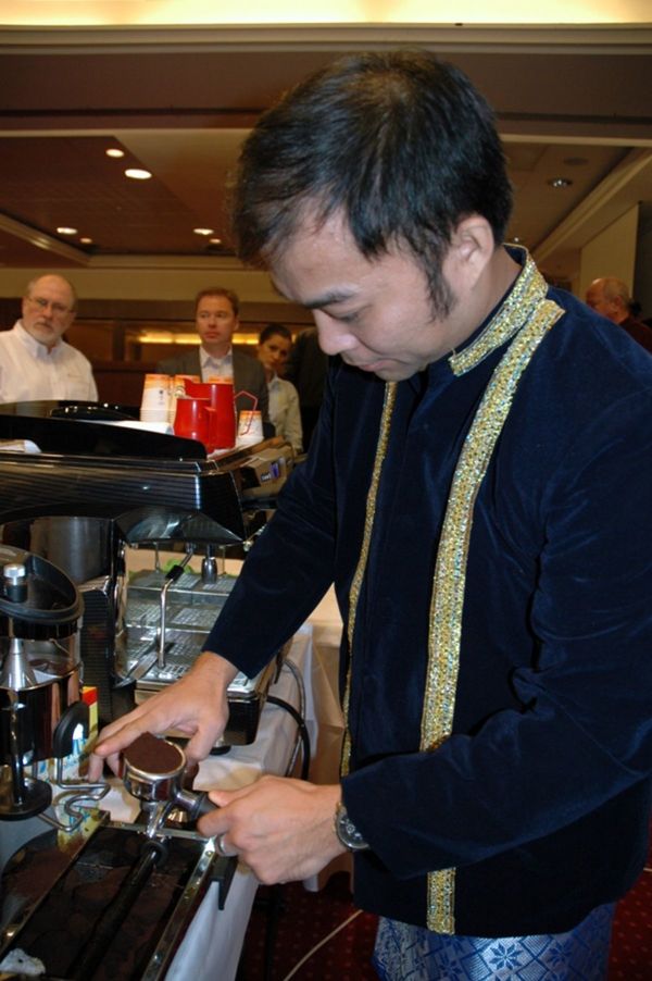 Indonézsky barista Andi Wilian pripravoval...