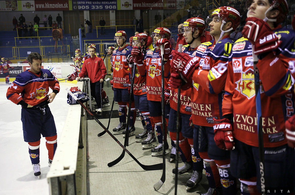 Ladislav Čierny si oblieka dres Zvolena,...