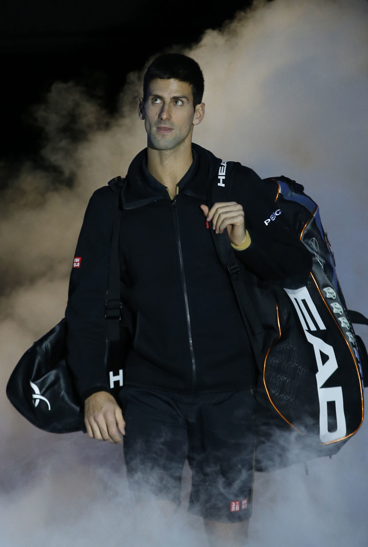 Novak Djokovič prichádza na súbojom so Stanom...