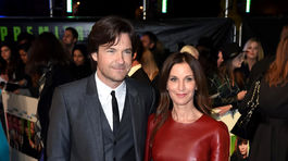 Herec Jason Bateman a jeho partnerka Amanda Anka.