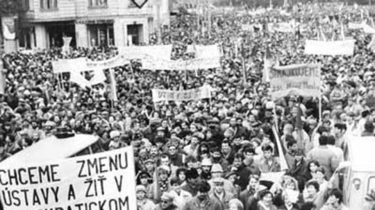 Nicholsonovej prekáža presah komunistov po roku '89, Číž v tom vidí demokraciu