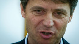 Poslanci primátorovi Nesrovnalovi znížili plat