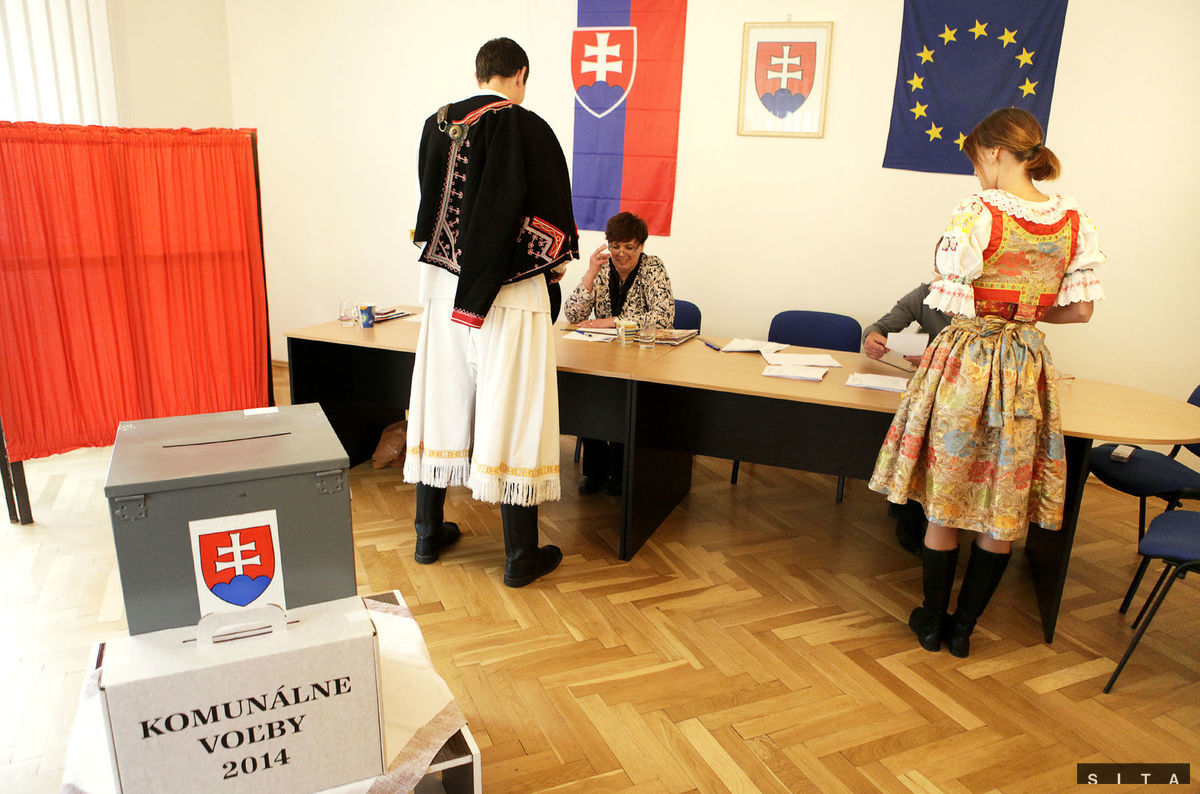 Voliči v tradičnom miestnom kroji počas...