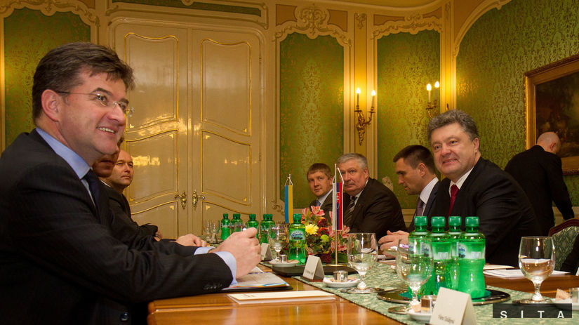 Prezident Ukrajiny Petro Porošenko (vpravo) a...