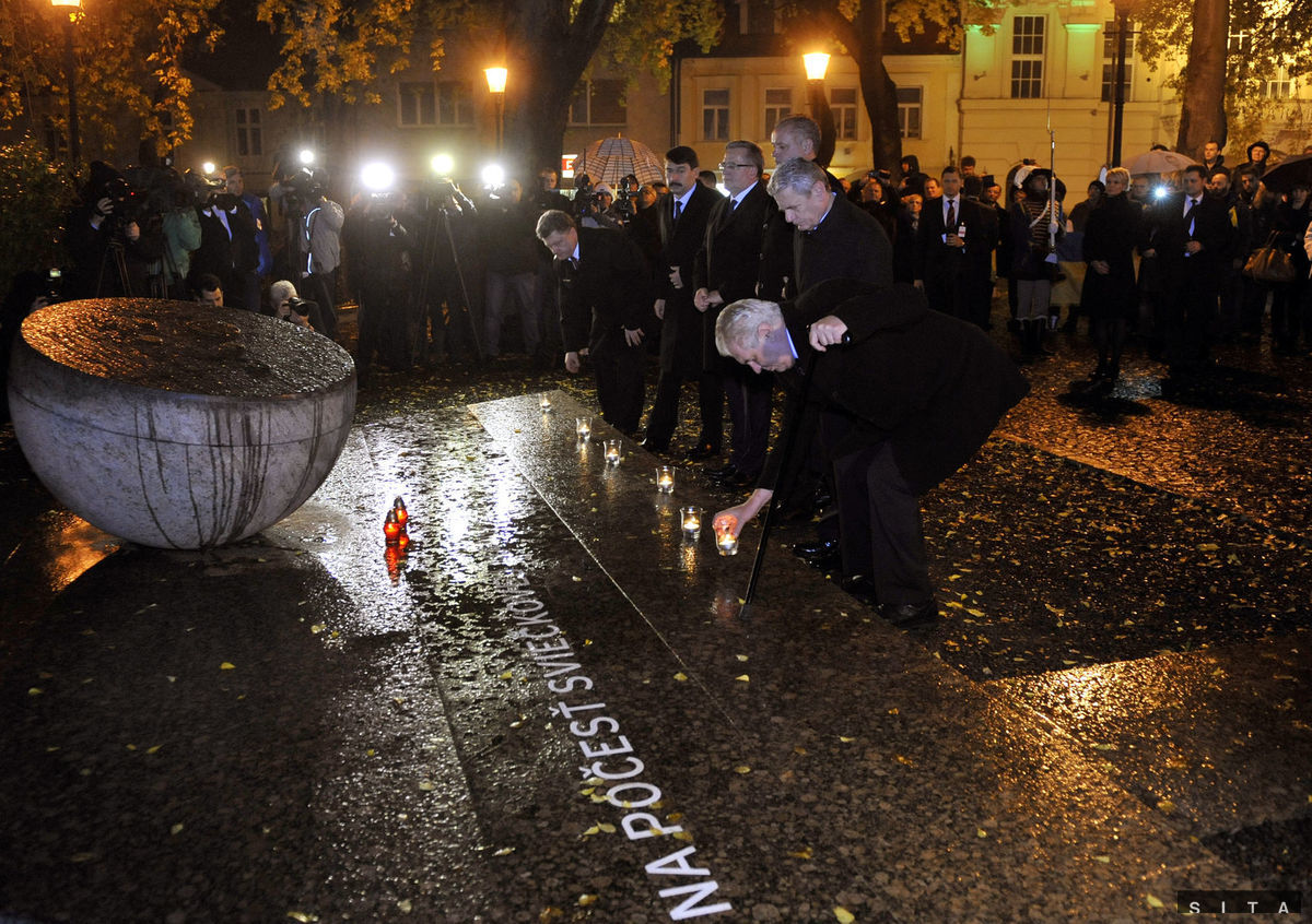 Na snímke sprava český prezident Miloš Zeman,...