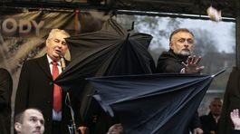 Praha protestovala proti Zemanovi, hádzali doňho vajíčka